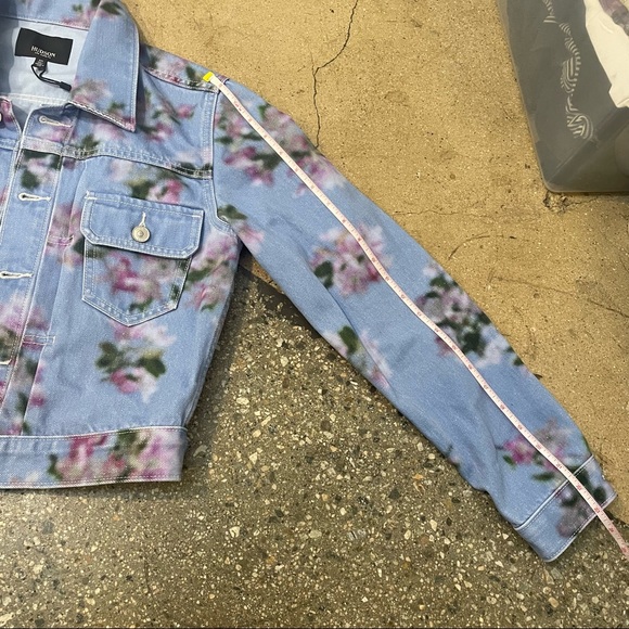 Super cute cropped floral denim jacket by Hudson - Picture 4 of 5